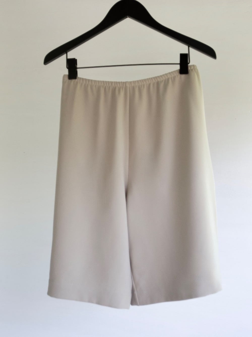 LESET Arielle City crepe shorts in grey, size M EUC - Picture 2 of 7